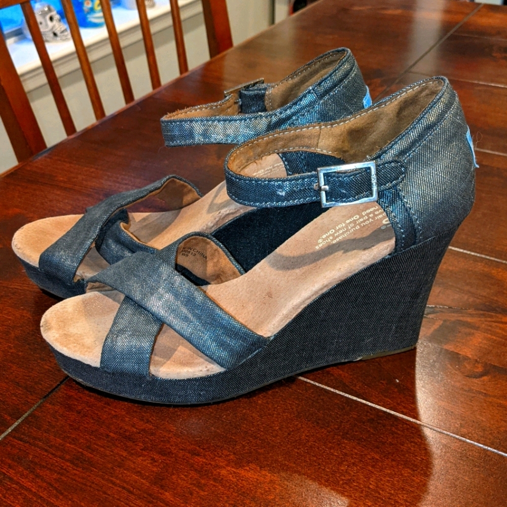 Toms Metallic Silver Wedge Sandals Sz 8
